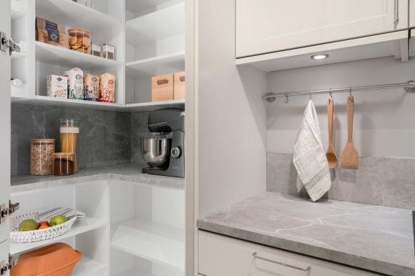 Armarios-de-cozinha-com-utensilhos-expostos-Descubra-o-Incrivel-Poder-do-Minimalismo-na-Cozinha