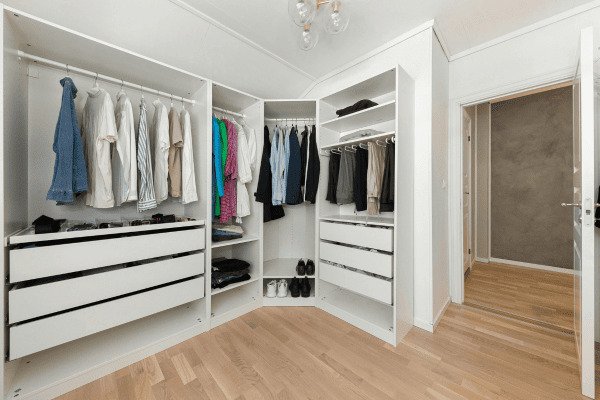 Descomplique o Seu Guarda-Roupa com um Armário Cápsula-guarda-roupa branco sem portas com tres gavetas grandes e tres médias roupas penduradas, acessorios e sapatos
